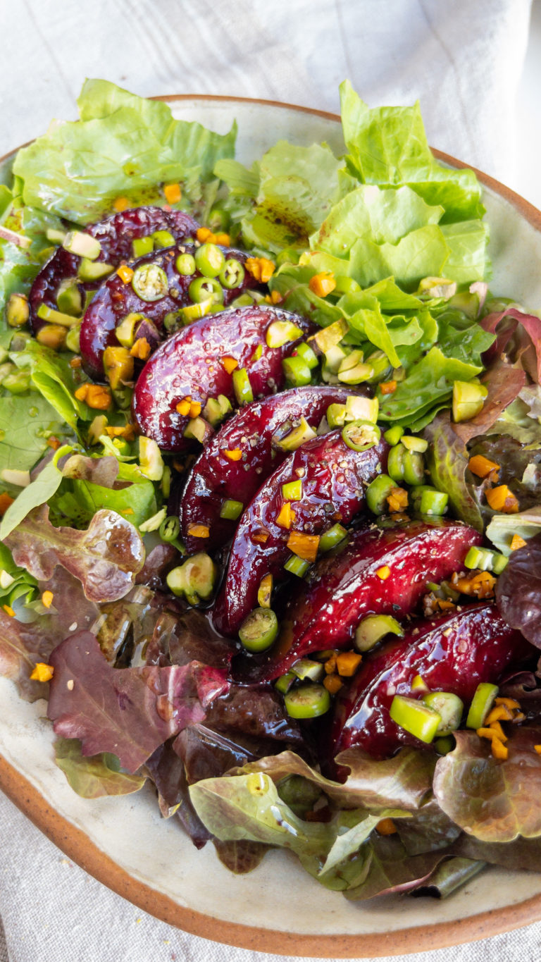 ENSALADA CON CIRUELA A LA PARRILLA