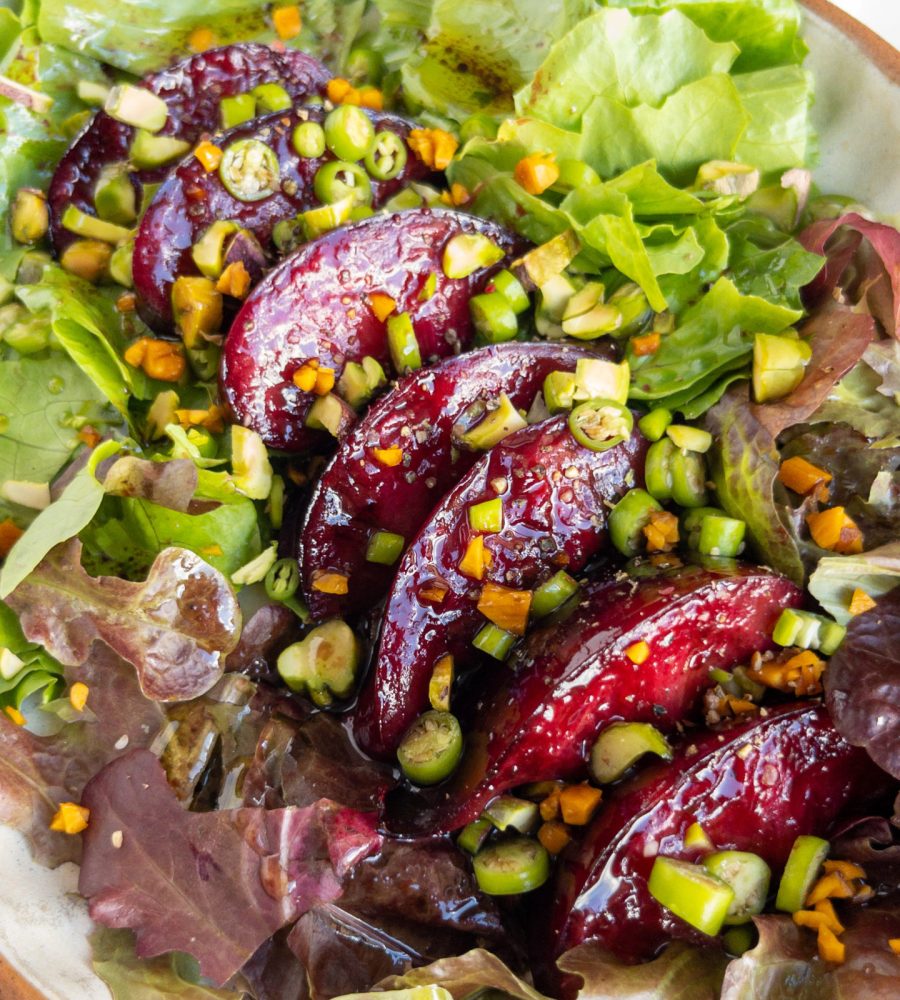 ensalada con ciruela a la parrilla